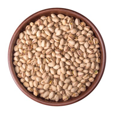 Tuzlu fıstık beyaz arka plan üzerinde izole plakalı