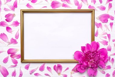 Peony çiçek ve yaprakları ve beyaz ahşap zemin üzerinde altın bir çerçeve