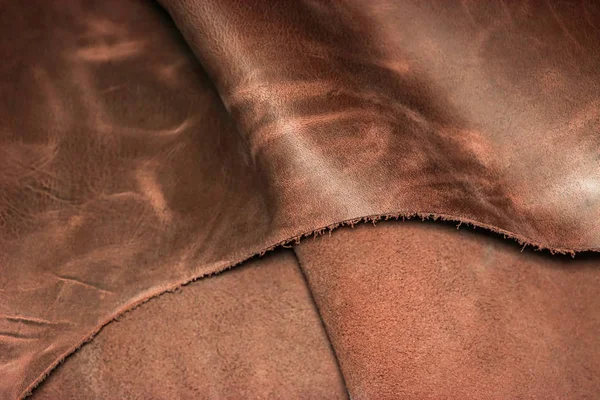 Bitar av brunt läder. Konsistens av naturliga läder. — Stockfoto