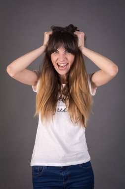 Genç kadın yüksek sesle bağırıyor. Vahşi açık ağız ile çığlık atan kız