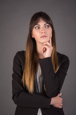 Kavram fikir hakkında. İş kadını düşünceli