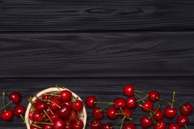 Olgun kiraz siyah ahşap zemin. Yukarıdan görüntülemek