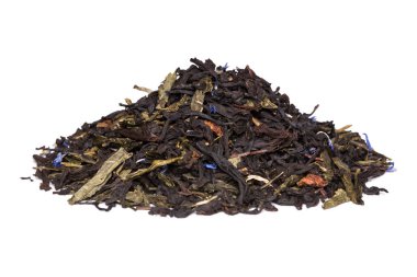 Sencha yeşil çay ve peygamber çiçeği çiçek ve beyaz arka plan üzerinde çilek dilimleri ile siyah çay karışımı