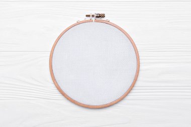 Çapraz dikiş araçlar için. Nakış ve tuval üzerine beyaz bir çember