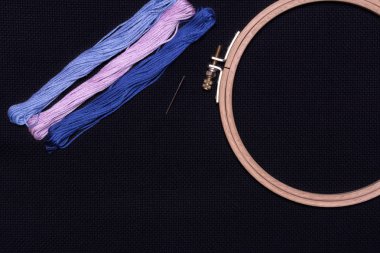 Çapraz dikiş araçlar için. Konu, nakış ve iğne bir siyah bir çember