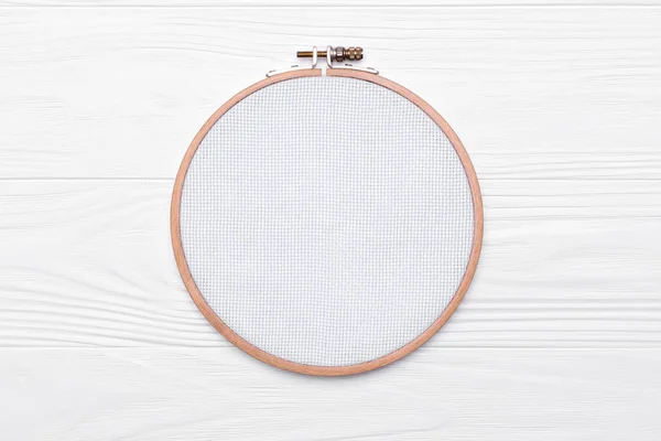 Çapraz dikiş araçlar için. Nakış ve tuval üzerine beyaz bir çember