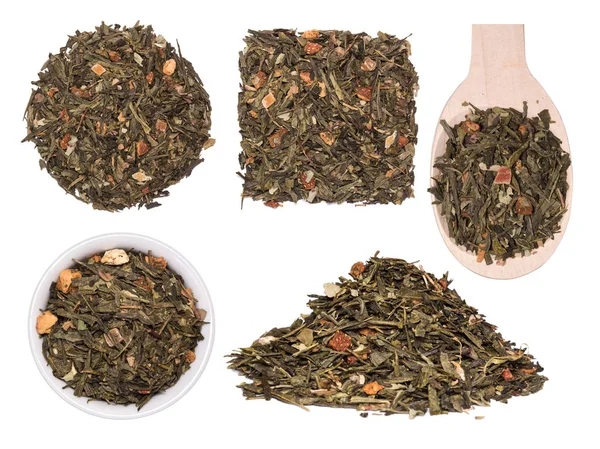 Mistura de chá verde com chá sencha e fatias de morango no fundo branco — Fotografia de Stock