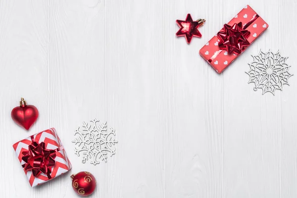 Kreativních rozložení novoroční dekorace. Stříbrné vločky, hračky a dárky — Stock fotografie