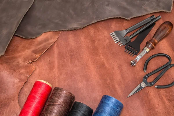 Layout de couro natural, ferramentas para a criação de produtos e bobinas de fios de cera — Fotografia de Stock