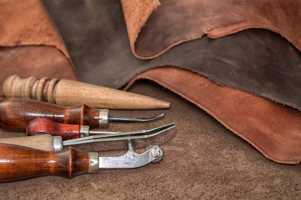 Natural leather and tools for creating products — Stock Photo, Image