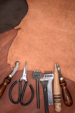Deri parçaları ve çalışma aletleri. Craftmans çalışma alanı