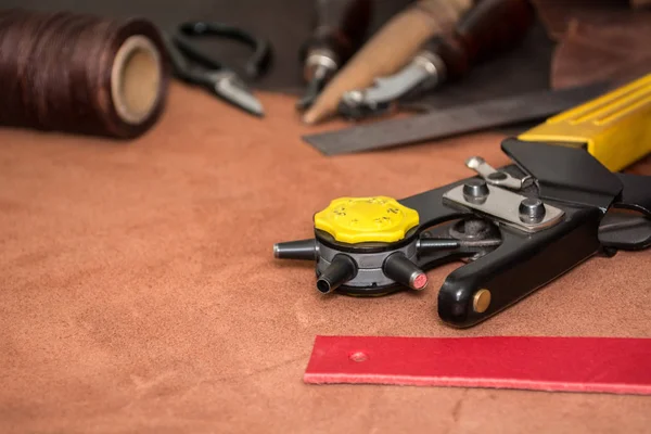 Tools for leather crafting and pieces of brown leather — Stock Photo, Image