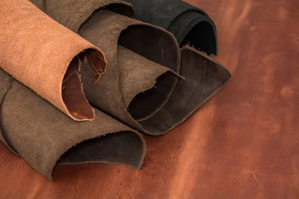 Konsistens av bitar brunt läder. Naturliga material bakgrund — Stockfoto