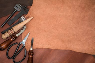Deri parçaları ve çalışma aletleri. Craftman çalışma alanı