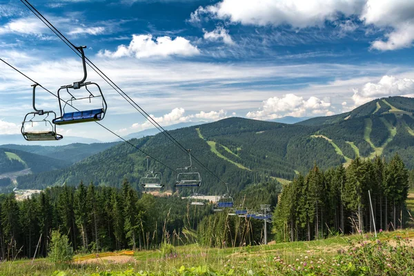 Teleférico en la estación de esquí. Vacaciones de verano en las montañas —  Fotos de Stock