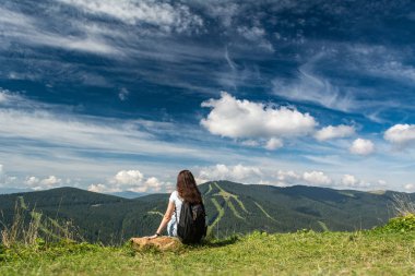 Dağın kenarında bir kadın. Ukrayna Karpat 'de dinlenin. Turistik yer