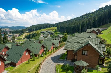 Bukovel, Ukrayna-Ağustos 21, 2018: kayak beldesinde ahşap evler