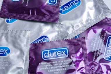 Kyiv, Ukrayna - 21 Mayıs 2020: bir sürü Durex prezervatifi. Durex Elit ve Görünmez. Sağlıklı ve güvenli seks.