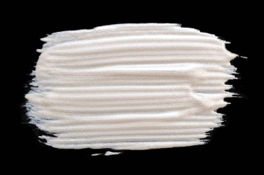 Yüz için temel siyah arka planda izole. Astar fosforlu kalem ya da ışıltılı krem. Bozuk makyaj ürünü örneği