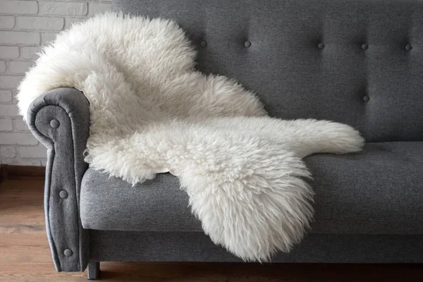 Weiße Schafsfelle Auf Einem Grauen Sofa Ein Gemütlicher Ort Zum — Stockfoto