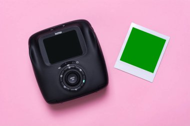 Kyiv, Ukrayna - 25 Mayıs 2020: Fujifilm Instax Sq 20 Black ve pembe bir arkaplan