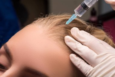 Saç terapisi. Kuafördeki tıbbi prosedür....