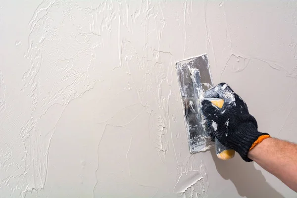 Usta duvarı sıvadı. Dairedeki tamirat için gerekli alet..