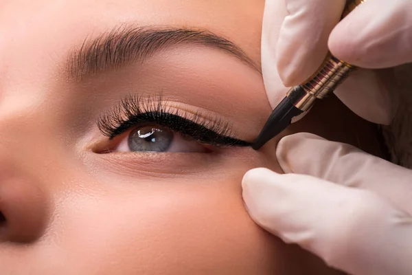 Maquiagem Permanente Para Olhos Tiro Perto Cosmetologist Aplicando Tatuagem Olhos — Fotografia de Stock