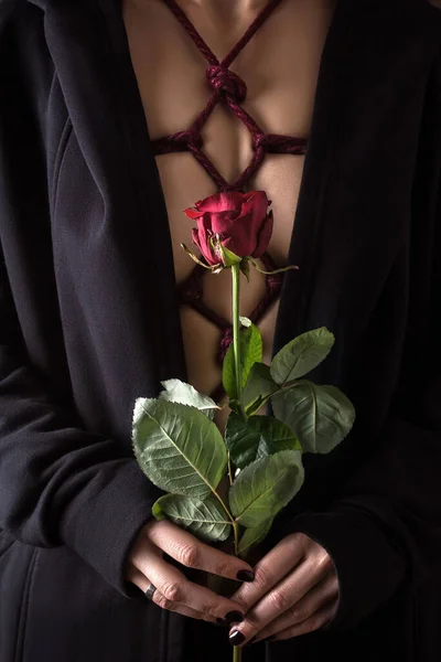 Młoda Kobieta Trzyma Różę Dłoni Koncepcja Sztuki Shibari Wiązana Dziewczyna — Zdjęcie stockowe