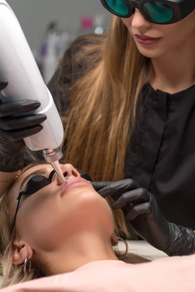 Lézeres Eltávolítása Állandó Smink Kozmetikus Eltávolítja Tetoválást Ajkakról — Stock Fotó