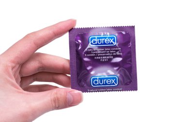 Kyiv, Ukrayna - 28 Haziran 2020: Elit bir Durex prezervatifi. Sağlıklı ve güvenli seks