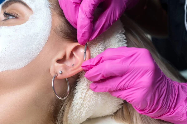 Helix piercing. Kuaförde kulak delme işlemi.