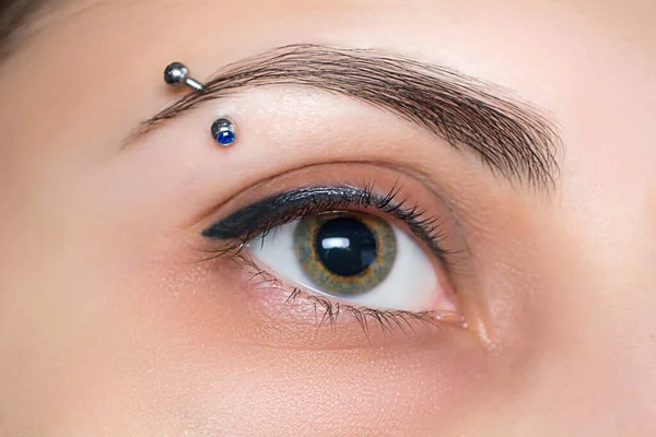 Augenbrauenpiercing Wimperntätowierung Kosmetische Verfahren — Stockfoto