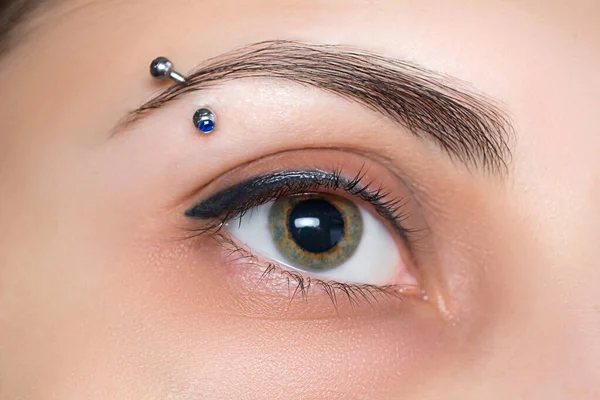 Augenbrauenpiercing Wimperntätowierung Kosmetische Verfahren — Stockfoto