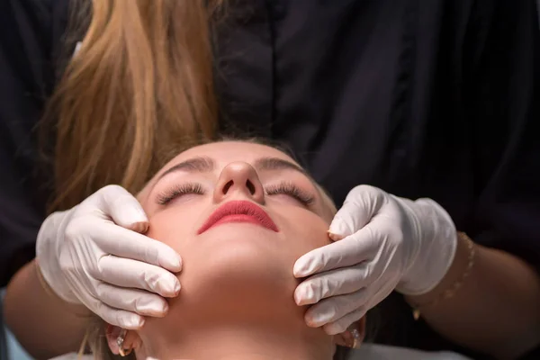 Fiatal Egy Szépségszalonban Kozmetikus Arctisztító Műtétet Végez — Stock Fotó