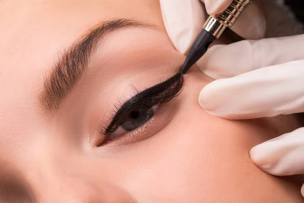 Maquiagem Permanente Para Olhos Tiro Perto Cosmetologist Aplicando Tatuagem Olhos — Fotografia de Stock