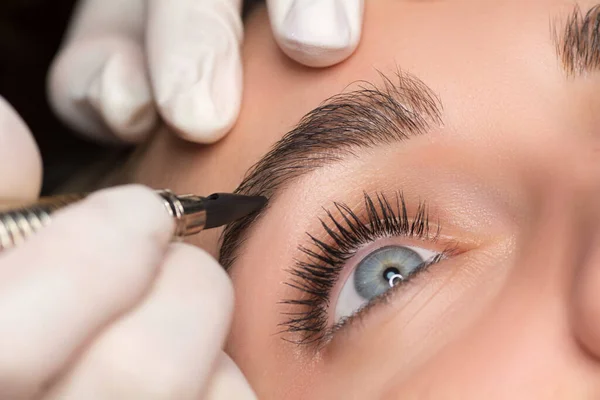 Permanent Eyebrow Makeup Cosmetologist Applying Tattooing Eyebrows Close Shoot — Stock Photo, Image