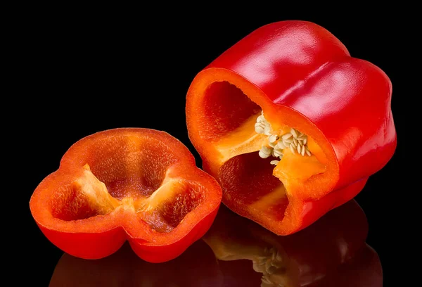 Eine Rote Paprika Halbiert Isoliert Auf Schwarzem Reflektierendem Hintergrund — Stockfoto