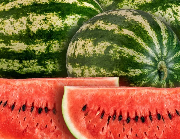 Zwei Scheiben Und Drei Ganze Wassermelonen Als Nahrungsgrundlage — Stockfoto