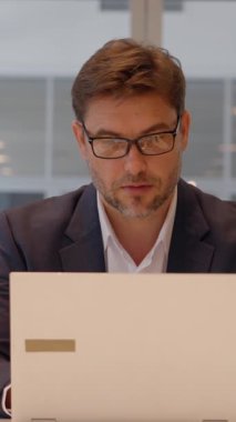 Gelişmiş teknoloji kullanan, modern çalışma kültürünü yansıtan üst düzey bir iş tartışmasında bir profesyonel.