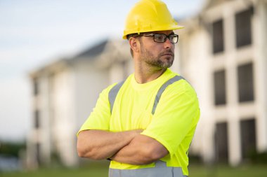 İnşaat işçisi inşaat alanında kahve molası veriyor. Miğferli bir inşaatçı. Şapkalı bir işçi. İnşaat miğferinde portre mekaniği işçisi. Mühendis ustabaşı veya tamirci..