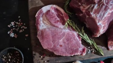 Tahtada çiğ domuz eti 