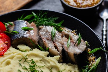 Patates püresi, domates püresi ve bir tabakta hardal.