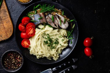 Patates püresi, domates püresi ve bir tabakta hardal.