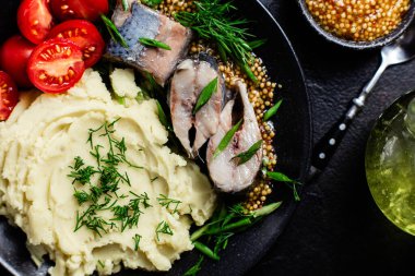 Patates püresi, domates püresi ve bir tabakta hardal.