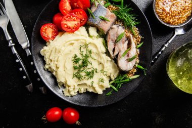 Patates püresi, domates püresi ve bir tabakta hardal.