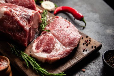 Tahta tahtada çiğ domuz eti ve baharat.