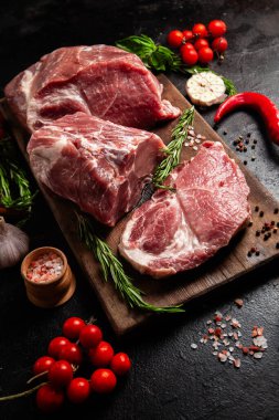 Tahta tahtada çiğ domuz eti ve baharat.