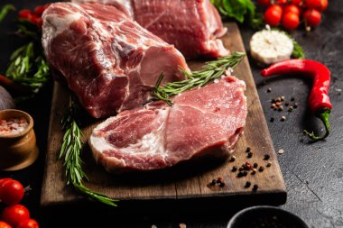 Tahta tahtada çiğ domuz eti ve baharat.