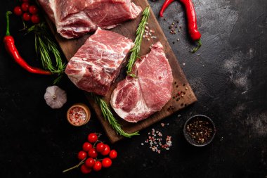 Tahta tahtada çiğ domuz eti ve baharat.